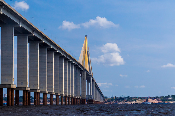 3.5 km long, it crosses the Rio Negro above Manaus, Brazil