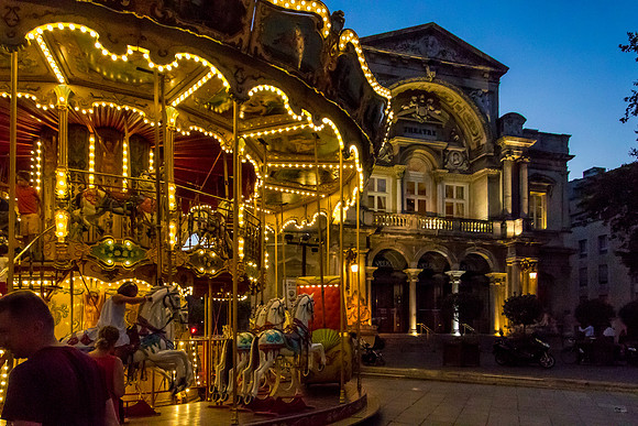 Theater and Carousel, Avginon